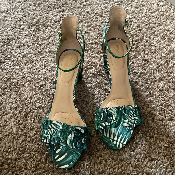 Reaction Kenneth Cole Rise Ruffle Tropical Sandal - Picture 2 of 7